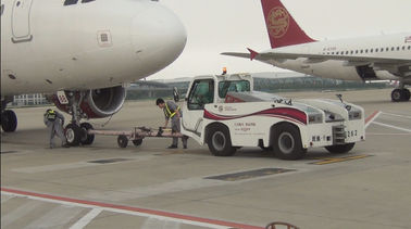 Porcellana Direzione a quattro ruote dell'aeroporto del trattore affidabile di rimorchio, attrezzatura di servizi a terra fornitore